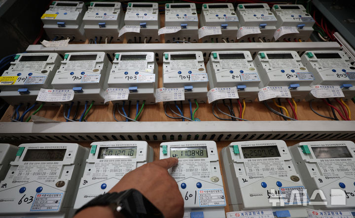 [서울=뉴시스] 이영환 기자 = 15일 오전 서울 시내의 한 오피스텔의 전력량계가 보이고 있다.2025.07.15. 20hwan@newsis.com