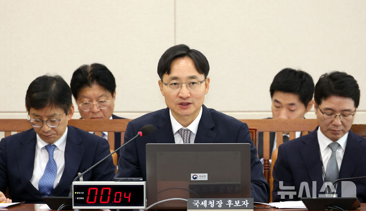 [서울=뉴시스] 조성봉 기자 = 임광현 국세청장 후보자가 15일 서울 여의도 국회 기획재정위원회에서 열린 인사청문회에서 의원의 질의에 답변하고 있다. 2025.07.15. suncho21@newsis.com