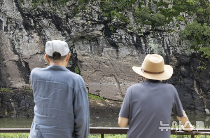 [울산=뉴시스] 김근수 기자 = 15일 울산광역시 울주군 대곡리 반구대 암각화 앞에서 시민들이 살펴보고 있다.. 2025.07.15. ks@newsis.com