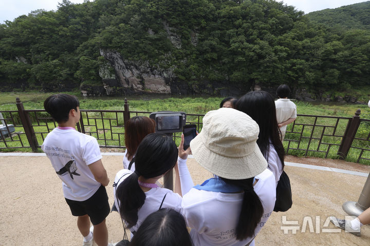 [울산=뉴시스] 김근수 기자 = 2025 대한민국 해양문화대장정에 참가한 대학생들이 15일 울산광역시 울주군 대곡리에서 반구대 암각화를 살펴보고 있다. 해양문화를 직접 체험하고, 해양적 소양(Ocean Literacy)을 고취하기 위한 '2025년 대한민국 해양문화 대장정은 해양수산부가 주최하고, 한국해양재단이 주관하는 이번 대장정은 9일부터 18일까지 9박10일의 일정으로 진행된다. 참가자들은 독도(최동단)와 백령도(최서북단) 등 우리나라 끝단 도서와 주요 해양 영토를 탐방하며 다양한 해양문화와 역사를 체험한다 2025.07.15. ks@newsis.com