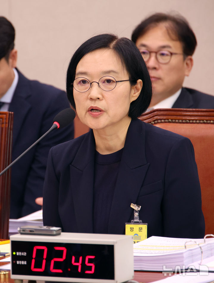 [서울=뉴시스] 김금보 기자 = 한성숙 중소벤처기업부 장관 후보자가 15일 서울 여의도 국회 산업통상자원중소벤처기업위원회에서 열린 인사청문회에서 질의에 답하고 있다. 2025.07.15. kgb@newsis.com