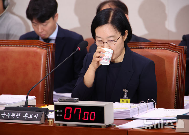 [서울=뉴시스] 김금보 기자 = 한성숙 중소벤처기업부 장관 후보자가 15일 서울 여의도 국회 산업통상자원중소벤처기업위원회에서 열린 인사청문회에서 물을 마시고 있다. 2025.07.15. kgb@newsis.com