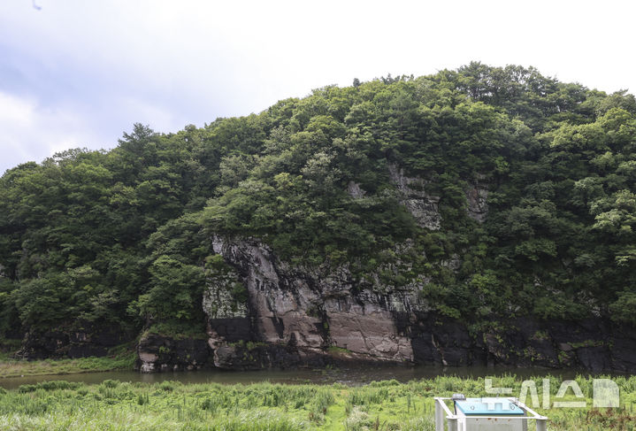 [울산=뉴시스] 김근수 기자 = 15일 울산광역시 울주군 대곡리 반구대 암각화 모습. 2025.07.15. ks@newsis.com