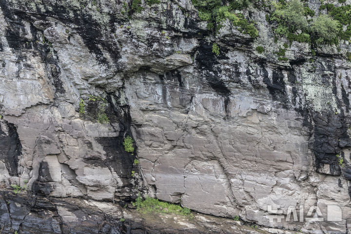 [울산=뉴시스] 김근수 기자 = 15일 울산광역시 울주군 대곡리 반구대 암각화 모습. 제47차 유네스코 세계유산위원회는 지난 12일 ‘반구천 암각화’의 세계유산 등재를 최종 결정했다. 2010년 세계유산 잠정 목록에 등재된 지 15년 만이다. 한국은 석굴암·불국사·해인사 장견판전 등에 이어 총 17건의 세계유산을 보유하게 됐다. 반구천은 울산시 울주군 언양읍 대곡리 반구대 암각화와 천전리 암각화를 아우른다. 2025.07.15. ks@newsis.com