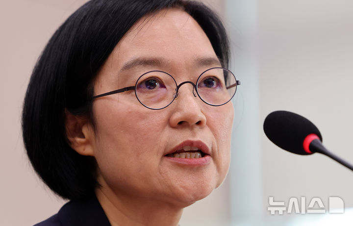[서울=뉴시스] 김명년 기자 = 한성숙 중소벤처기업부 장관 후보자가 15일 서울 여의도 국회 산업통상자원중소벤처기업위원회에서 열린 인사청문회에서 발언하고 있다. 2025.07.15. kmn@newsis.com