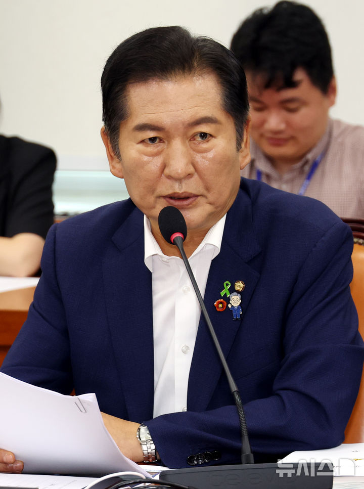 [서울=뉴시스] 조성봉 기자 = 정청래 더불어민주당 의원이 15일 서울 여의도 국회 국방위원회에서 열린 안규백 국방부 장관후보자의 인사청문회에서 질의를 하고 있다. 2025.07.15. suncho21@newsis.com