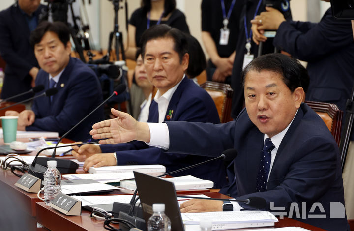 [서울=뉴시스] 조성봉 기자 = 김병주 더불어민주당 의원이 15일 서울 여의도 국회 국방위원회에서 열린 안규백 국방부 장관 후보자의 인사청문회에서 성일종 국방위원장에게 발언권을 신청하고 있다. 2025.07.15. suncho21@newsis.com