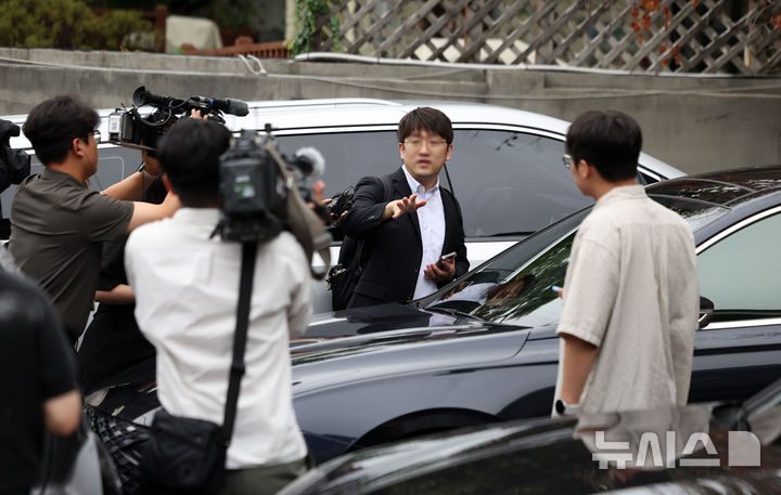 [서울=뉴시스] 김선웅 기자 = 김건희 여사에 대한 의혹을 수사하는 민중기 특검팀이 통일교 청탁 의혹과 관련해 '건진법사' 전성배 씨 법당 등 압수수색에 착수했다.압수수색이 진행 중인 15일 특검팀 관계자가 서울 강남구 소재 전 씨의 법당을 나서고 있다. 2025.07.15. mangusta@newsis.com