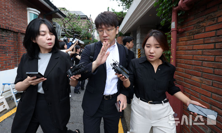 [서울=뉴시스] 김선웅 기자 = 김건희 여사에 대한 의혹을 수사하는 민중기 특검팀이 통일교 청탁 의혹과 관련해 '건진법사' 전성배 씨 법당 등 압수수색에 착수했다.압수수색이 진행 중인 15일 특검팀 관계자가 서울 강남구 소재 전 씨의 법당을 나서고 있다. 2025.07.15. mangusta@newsis.com