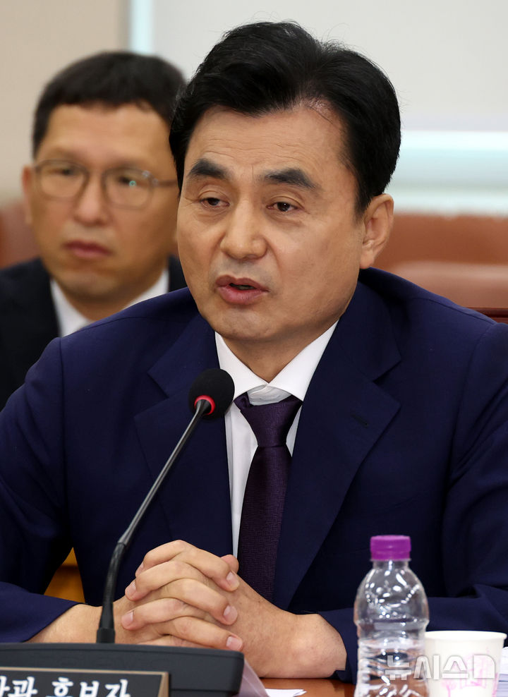 [서울=뉴시스] 조성봉 기자 = 안규백 국방부 장관 후보자가 15일 서울 여의도 국회 국방위원회에서 열린 인사청문회에서 의원들의 질의에 답변하고 있다. 2025.07.15. suncho21@newsis.com