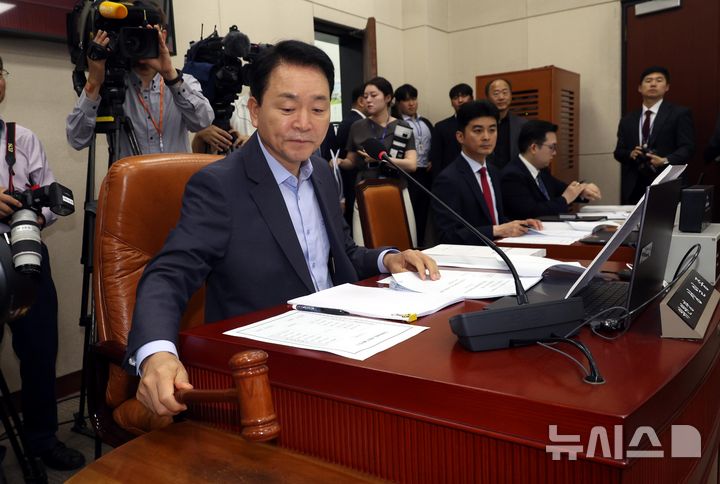 [서울=뉴시스] 조성봉 기자 = 성일종 국회 국방위원장이 15일 서울 여의도 국회 국방위원회에서 열린 안규백 국방부 장관 후보자의 인사청문회에서 의사봉을 두드리고 있다. 2025.07.15. suncho21@newsis.com