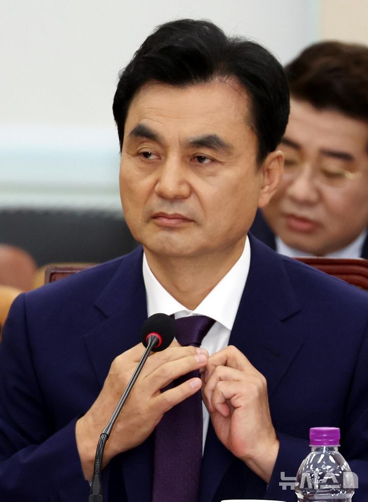 [서울=뉴시스] 조성봉 기자 = 안규백 국방부 장관 후보자가 15일 서울 여의도 국회 국방위원회에서 열린 인사청문회에서 넥타이를 고쳐매고 있다. 2025.07.15. suncho21@newsis.com
