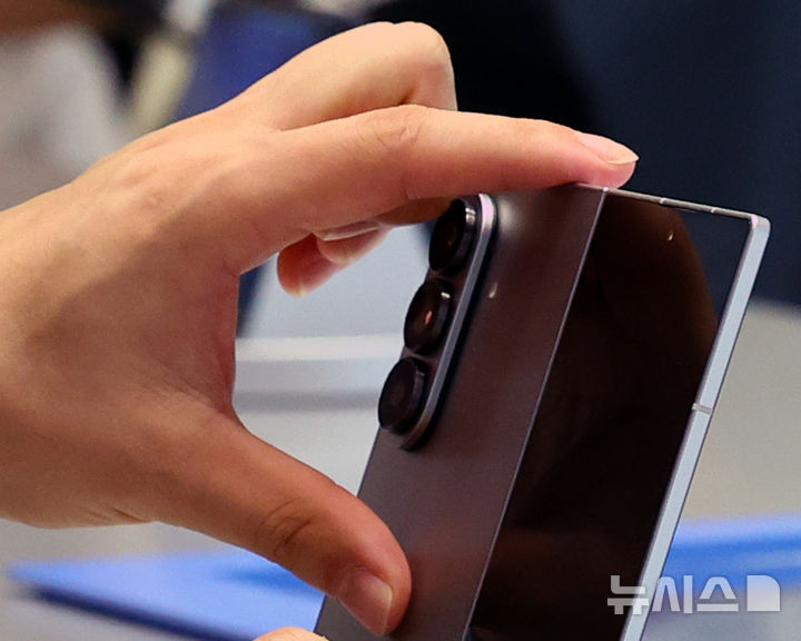 [서울=뉴시스] 박주성 기자 = 이동통신 3사가 갤럭시 Z폴드7과 Z플립7의 사전예약에 일제히 돌입한 15일 서울 마포구 삼성스토어 홍대에서 시민들이 갤럭시 Z폴드를 둘러보고 있다. 2025.07.15. park7691@newsis.com