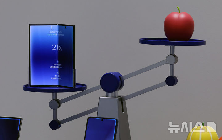 [서울=뉴시스] 박주성 기자 = 이동통신 3사가 갤럭시 Z폴드7과 Z플립7의 사전예약에 일제히 돌입한 15일 서울 마포구 삼성스토어 홍대에 갤럭시 Z폴드가 전시되어 있다. 2025.07.15. park7691@newsis.com