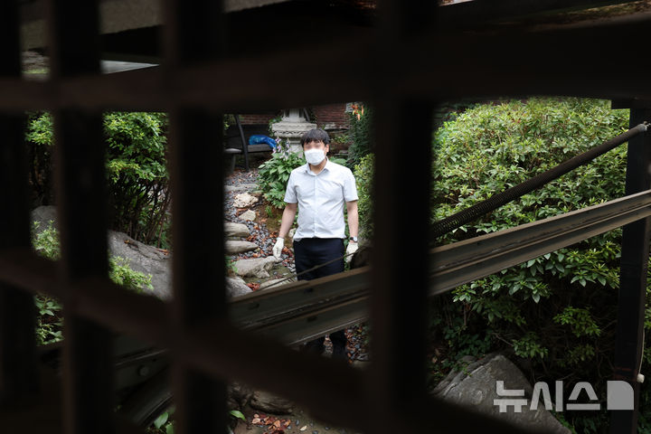 [서울=뉴시스] 김선웅 기자 = 김건희 여사 관련 의혹들을 수사하는 민중기 특별검사팀이 15일 서울 역삼동 건진법사 전성배 씨의 법당에 대한 압수수색에 나선 가운데 전 씨 법당에서 관계자가 움직이고 있다. (공동취재) 2025.07.15. photo@newsis.com