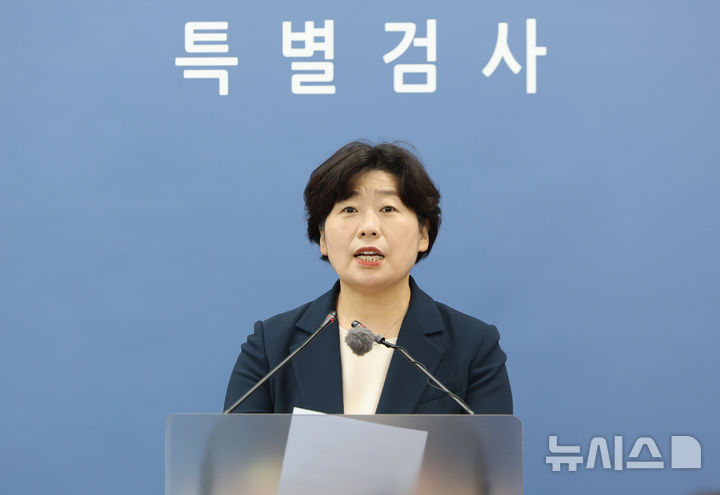 [서울=뉴시스] 황준선 기자 = 박지영 내란 특검 특검보가 15일 오후 특검 사무실이 마련된 서울 서초구 고등검찰청 기자실에서 정례 브리핑을 하고 있다. 2025.07.15. hwang@newsis.com