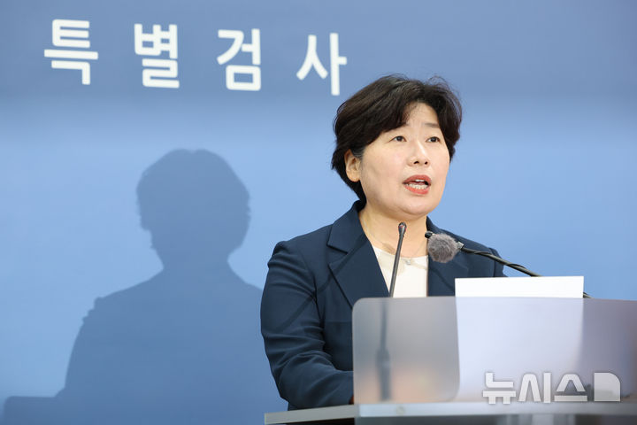 [서울=뉴시스] 황준선 기자 = 박지영 내란 특검 특검보가 15일 오후 특검 사무실이 마련된 서울 서초구 고등검찰청 기자실에서 정례 브리핑을 하고 있다. 2025.07.15. hwang@newsis.com