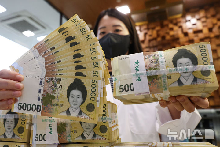 [서울=뉴시스] 권창회 기자 = 15일 서울 중구 하나은행 위변조대응센터에서 직원이 원화를 정리하고 있다. 5월 시중 통화량(M2)이 두달 연속 증가세를 이어가며 4279조 8000억원으로 역대 최대치를 기록했다.상승폭은 2024년 3월(+1.5%) 이후 가장 크다. 전년대비 증가율은 6.5%를 기록했다. 2025.07.15. kch0523@newsis.com