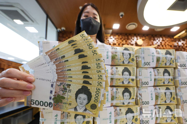 [서울=뉴시스] 권창회 기자 = 15일 서울 중구 하나은행 위변조대응센터에서 직원이 원화를 정리하고 있다. 5월 시중 통화량(M2)이 두달 연속 증가세를 이어가며 4279조 8000억원으로 역대 최대치를 기록했다.상승폭은 2024년 3월(+1.5%) 이후 가장 크다. 전년대비 증가율은 6.5%를 기록했다. 2025.07.15. kch0523@newsis.com