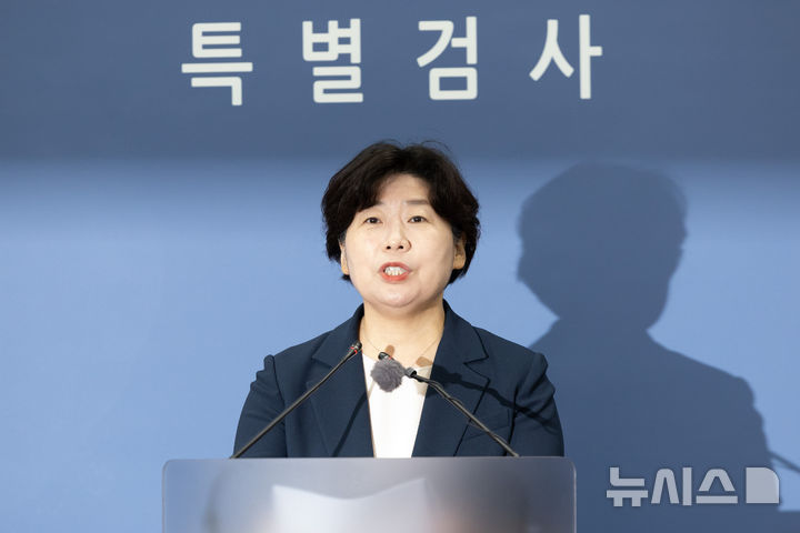 [서울=뉴시스] 황준선 기자 = 박지영 내란 특검 특검보가 15일 오후 특검 사무실이 마련된 서울 서초구 고등검찰청 기자실에서 정례 브리핑을 하고 있다. 2025.07.15. hwang@newsis.com