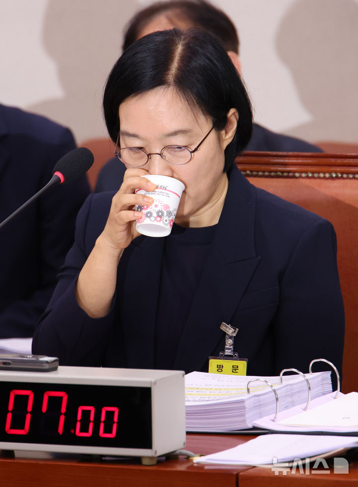 [서울=뉴시스] 김금보 기자 = 한성숙 중소벤처기업부 장관 후보자가 15일 서울 여의도 국회 산업통상자원중소벤처기업위원회에서 열린 인사청문회에서 물을 마시고 있다. 2025.07.15. kgb@newsis.com
