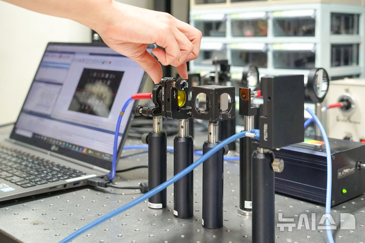 광주과학기술원(지스트·GIST) 이흥노 전기전자컴퓨터공학과 교수 연구팀이 개발한 고정밀 스펙트럼 정보를 실시간 복원할 수 있는 신개념 초소형 계산 분광기. (사진=지스트 제공) photo@newsis.com *재판매 및 DB 금지