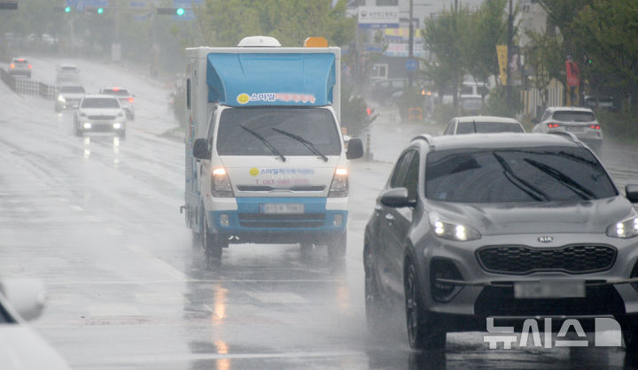 [전주=뉴시스] 김얼 기자 = 비가 내리며 선선한 여름날씨가 찾아온 15일 전북 전주시 과학로에서 운전자들이 전조등을 켠 채 길을 지나고 있다. 2025.07.15. pmkeul@newsis.com