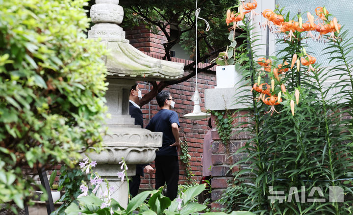 [서울=뉴시스] 김선웅 기자 = 김건희 여사 관련 의혹을 수사하는 민중기 특검팀이 15일 오전 서울 강남구 역삼동에 위치한 건진법사 전성배 씨 법당에 대한 압수수색을 진행 중인 가운데 특검팀 관계자들이 분주하게 움직이고 있다. (공동취재) 2025.07.15. photo@newsis.com