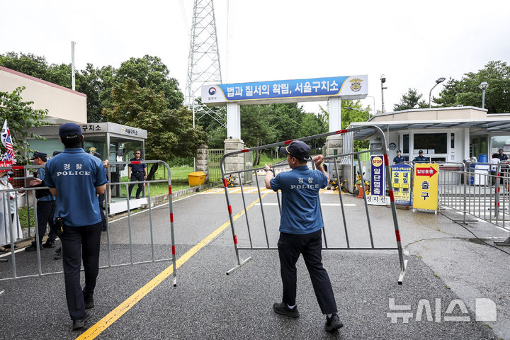 [의왕=뉴시스] 조성우 기자 = 내란 특검 소환에 불응한 윤석열 전 대통령에 대한 강제 구인 절차에 돌입한 15일 오후 경기 의왕시 서울구치소에서 경찰이 울타리를 설치하고 있다.  2025.07.15. xconfind@newsis.com
