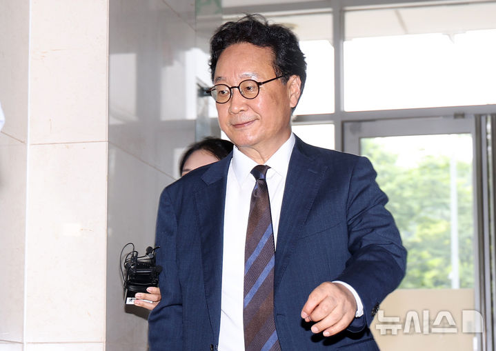 [서울=뉴시스] 김선웅 기자 = 왕윤종 전 국가안보실 경제안보비서관이 15일 서울 서초구 소재 순직해병 특검 사무실에 이른바 'VIP 격노설'과 관련해 참고인 신분으로 조사를 받기 위해 출석하고 있다. 2025.07.15. mangusta@newsis.com