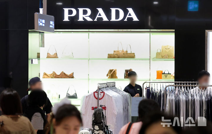 [서울=뉴시스] 홍효식 기자 = 지난 7월 15일 서울 시내 한 백화점 프라다 매장 앞으로 시민들이 지나가고 있다. (사진은 기사와 직접 관련이 없습니다.)  2025.12.09. yesphoto@newsis.com