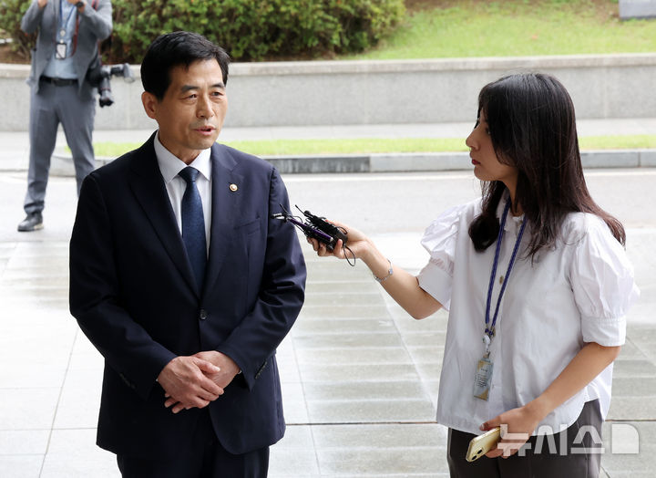 [서울=뉴시스] 배훈식 기자 = 김민기 국회 사무총장이 15일 오후 서울 서초구 서울고등검찰청에 마련된 조은석 내란 특검 사무실에 참고인 자격으로 출석하며 취재진 질문에 답하고 있다. 2025.07.15. dahora83@newsis.com