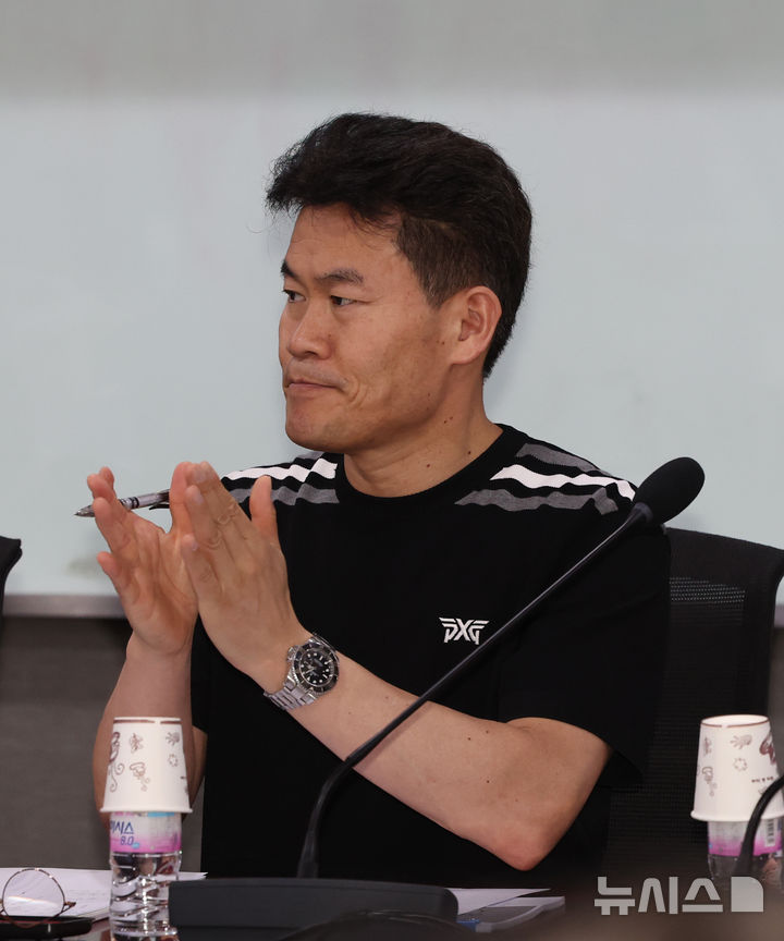 [서울=뉴시스] 김명년 기자 = 전한길 한국사 강사가 15일 오후 서울 여의도 국회에서 열린 '국민의힘에 새로운 길은 있는가?' 토론회에서 박수치고 있다. 2025.07.15. kmn@newsis.com