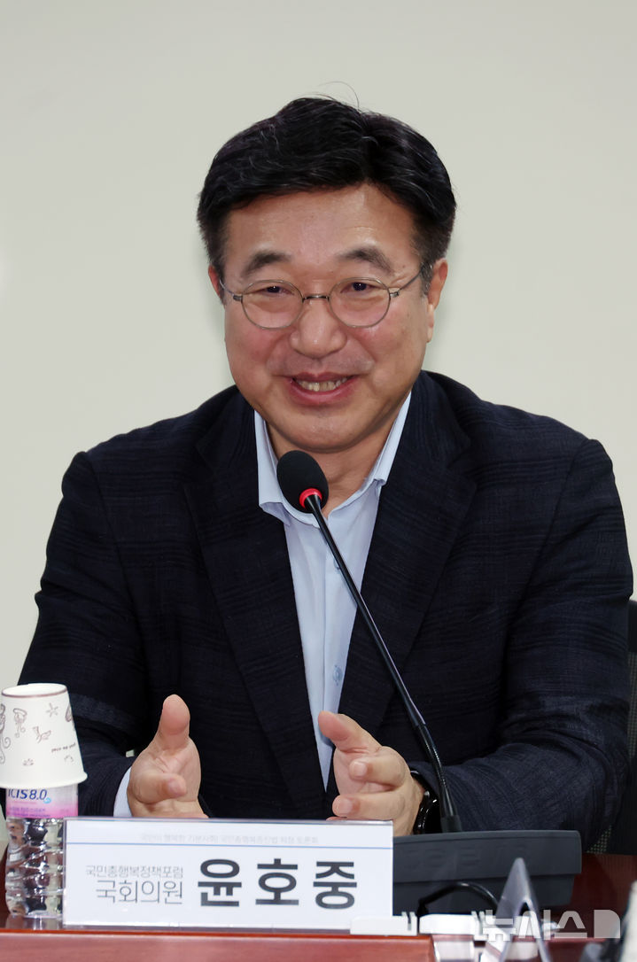 [서울=뉴시스] 고승민 기자 = 윤호중 행정안전부 장관 후보자가 15일 서울 여의도 국회 의원회관에서 열린 국민총행복증진법 제정 토론회에서 인사말을 하고 있다. 2025.07.15. kkssmm99@newsis.com