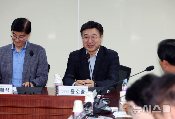 [서울=뉴시스] 고승민 기자 = 윤호중 행정안전부 장관 후보자가 지난 15일 서울 여의도 국회 의원회관에서 열린 국민총행복증진법 제정 토론회에서 인사말을 하고 있다. 2025.07.15. kkssmm99@newsis.com