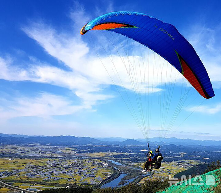 [곡성=뉴시스] 전남 곡성군 패러글라이딩 관광. (사진=곡성군청 제공). photo@newsis.com *재판매 및 DB 금지