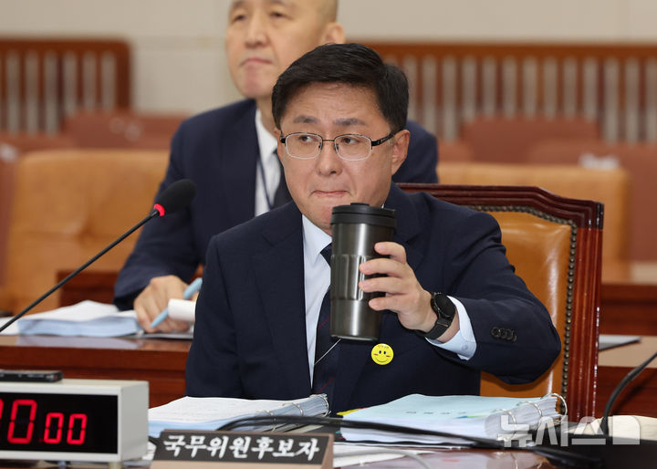 [서울=뉴시스] 김명년 기자 = 김성환 환경부 장관 후보자가 15일 서울 여의도 국회 환경노동위원회에서 열린 인사청문회에서 텀블러로 물을 마시고 있다. 2025.07.15. kmn@newsis.com