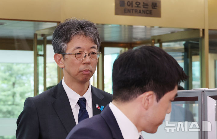 [서울=뉴시스] 김명원 기자 = 이세키 요시아스 주한일본대사관 정무공사(총괄공사 대리)가 15일 서울 종로구 외교부에 21년째 '독도는 일본땅'이라는 日방위백서와 관련해 초치되어 들어서고 있다. 일본 방위성은 이날 각의(국무회의) 이후 발표한 2025년 방위백서를 보면, 방위성은 인도·태평양 지역의 안보 환경을 설명하는 대목에서 "우리나라 고유의 영토인 북방영토(쿠릴 열도의 일본식 표현)와 다케시마(竹島·일본 주장 독도명) 영토 문제가 여전히 미해결 상태로 존재한다"고 명시했다. 2025.07.15. kmx1105@newsis.com