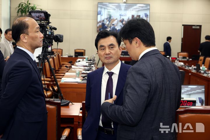[서울=뉴시스] 조성봉 기자 = 안규백 국방부 장관 후보자가 15일 서울 여의도 국회 국방위원회의 인사청문회에서 여야 의원들의 대치로 회의가 정회되자 인사청문회준비단 관계자들과 대화를 하고 있다. 2025.07.15. suncho21@newsis.com