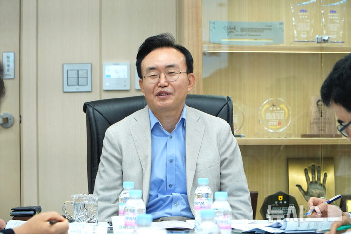 윤병태 나주시장이 혁신도시 복합시설 추진 상황 보고회를 주재하고 있다. (사진=나주시 제공) photo@newsis.com *재판매 및 DB 금지