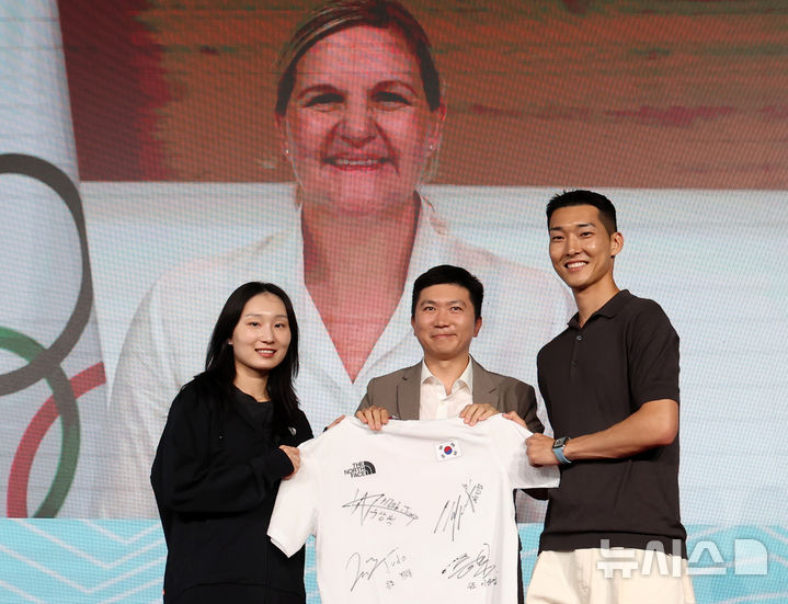 [서울=뉴시스] 이영환 기자 = 쇼트트랙 국가대표 최민정(왼쪽부터), 유승민 대한체육회장, 높이뛰기 국가대표 우상혁이 15일 오후 서울 노원구 태릉선수촌 챔피언하우스에서 열린 대한체육회 창립 105주년 기념행사에서 실시간 영상을 통해 커스티 코번트리 국제올림픽위원회(IOC) 위원장에게 사인 티셔츠를 선물하고 있다. 2025.07.15. 20hwan@newsis.com