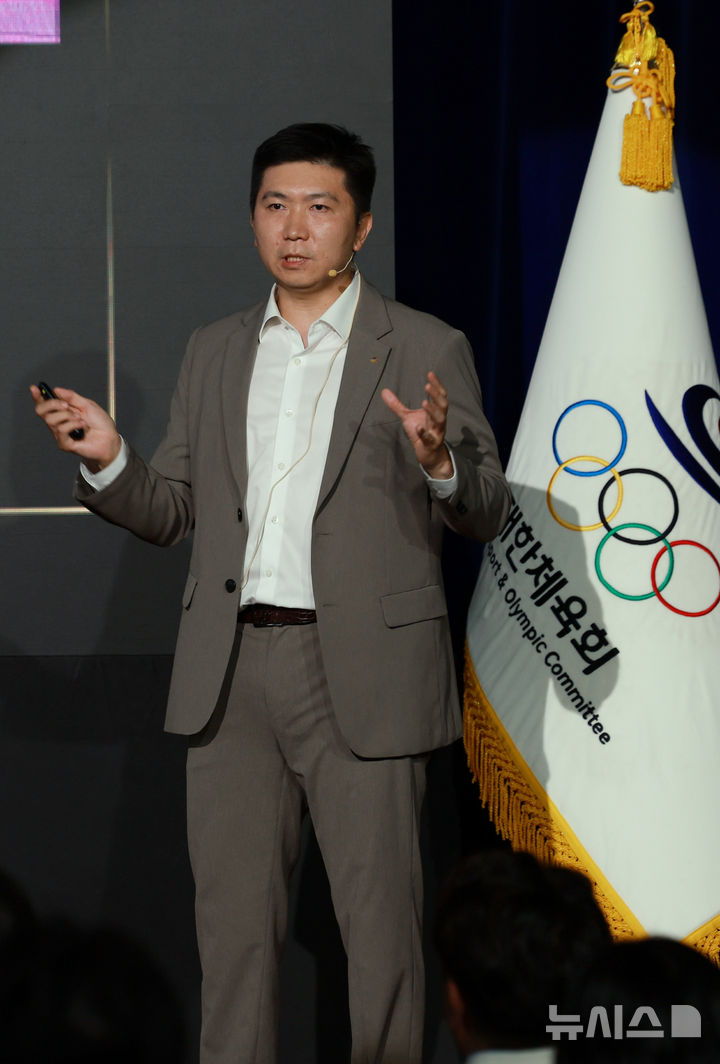 [서울=뉴시스] 이영환 기자 = 유승민 대한체육회장이 15일 오후 서울 노원구 태릉선수촌 챔피언하우스에서 열린 대한체육회 창립 105주년 기념행사에서 대한체육회 미래 비전에 대해 발표하고 있다. 2025.07.15. 20hwan@newsis.com