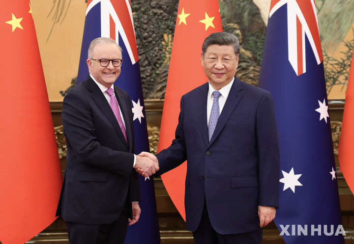 [베이징=신화/뉴시스] 시진핑 중국 국가주석이 15일 베이징 인민대회당에서 중국을 공식 방문 중인 앤서니 앨버니지 호주 총리와 만나 악수하고 있다. 2025.07.16