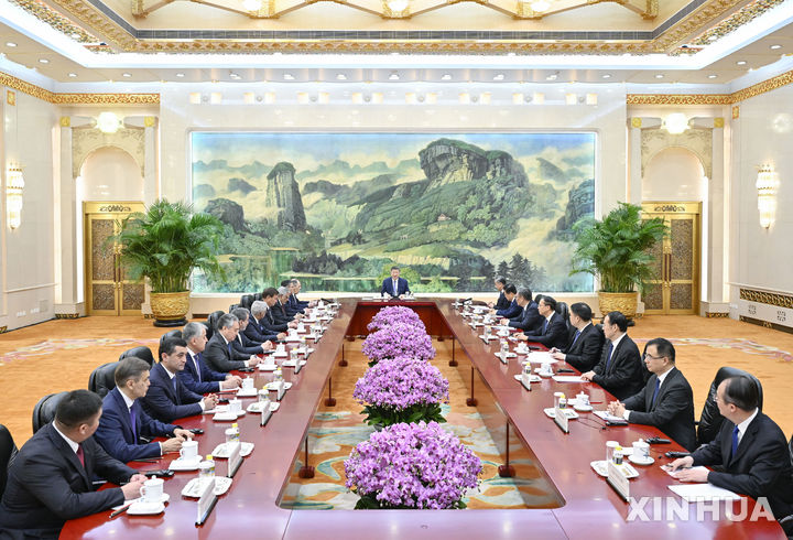 [베이징=신화/뉴시스] 시진핑 중국 국가주석이 15일 베이징 인민대회당에서 중국을 방문 중인 상하이협력기구(SCO) 회원국 외교장관과 상설기구 책임자들과 단체 회동을 갖고 있다. 2025.07.15