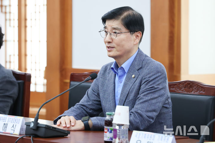 [과천=뉴시스] 황준선 기자 = 이해식 국정기획위원회 정치행정분과위원장과 기획위원들이 15일 오후 경기 과천시 중앙선거관리위원회에서 열린 간담회에서 인사말을 하고 있다. 2025.07.15. hwang@newsis.com