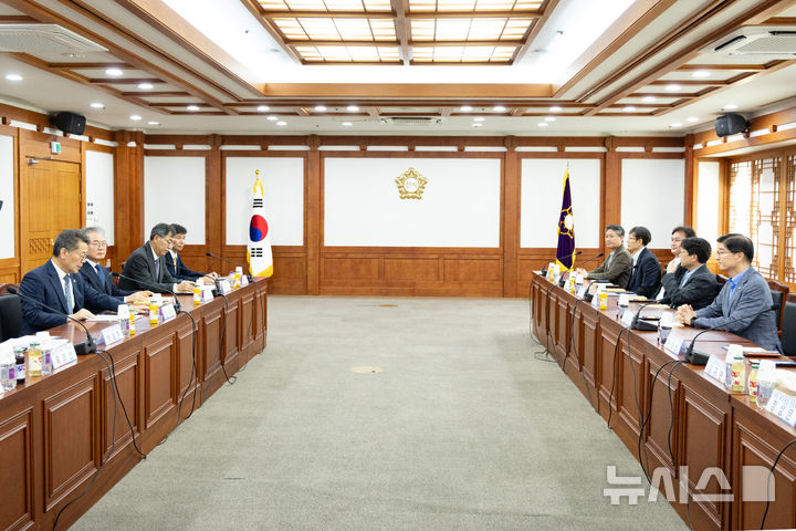 [과천=뉴시스] 황준선 기자 = 김용빈 중앙선거관리위원회 사무총장이 지난 15일 오후 경기 과천시 중앙선거관리위원회에서 열린 간담회에서 인사말을 하고 있다. 2025.07.15. hwang@newsis.com