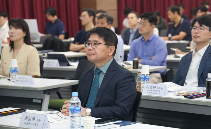 [김천=뉴시스] 강종민 기자 = 사진은 최정록 농림축산식품부 방역정책국장이 지난 7월 15일 경북 김천 국립종자생명교육센터에서 열린 2025년 조류인플루엔자 국제심포지엄에서 전문가 발표를 청취하고 있는 모습. (사진=농식품부 제공) 2025.07.15. photo@newsis.com *재판매 및 DB 금지