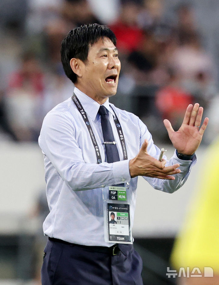 [용인=뉴시스] 김진아 기자 = 15일 경기 용인미르스타디움에서 열린 2025 동아시아축구연맹(EAFF) E-1 챔피언십(동아시안컵) 남자부 한국과 일본 경기, 모리야스 하지메 일본대표팀 감독이 작전을 지시하고 있다. 2025.07.15. bluesoda@newsis.com