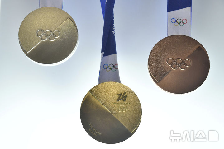 [베네치아=AP/뉴시스] 15일(현지 시간) 이탈리아 베네치아 그랑데 운하 팔라초 발비에서 2026년 밀라노·코르티나담페초 동계올림픽의 공식 메달이 공개되고 있다. 2025.07.16.