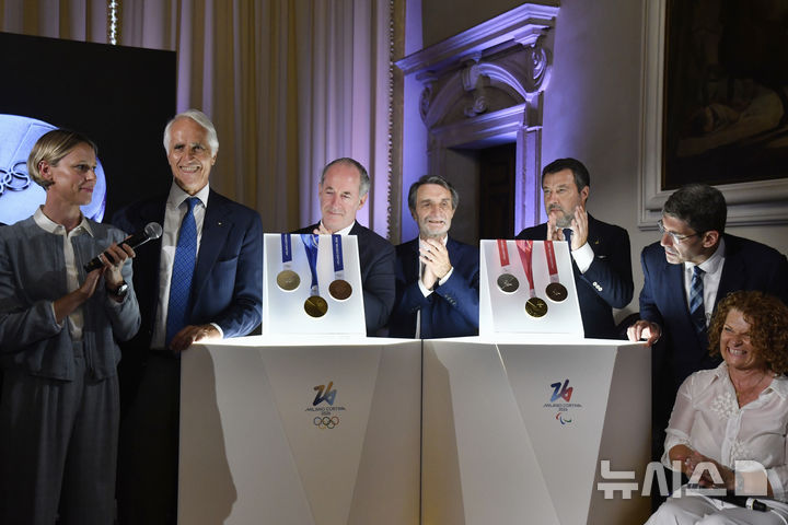 [베네치아=AP/뉴시스] 15일 이탈리아 베네치아에서 열린 2026년 밀라노·코르티나담페초 동계올림픽·패럴림픽 메달 공개 행사. 2026.07.15
